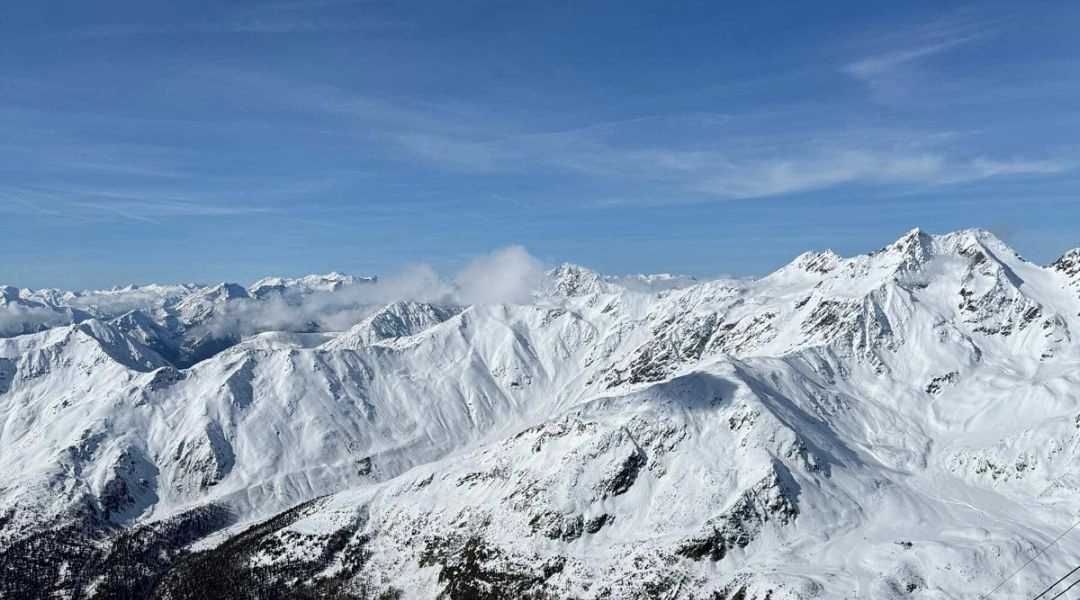 Alpejskie szyty widoczne z tras na lodowcu w Maso Corto.