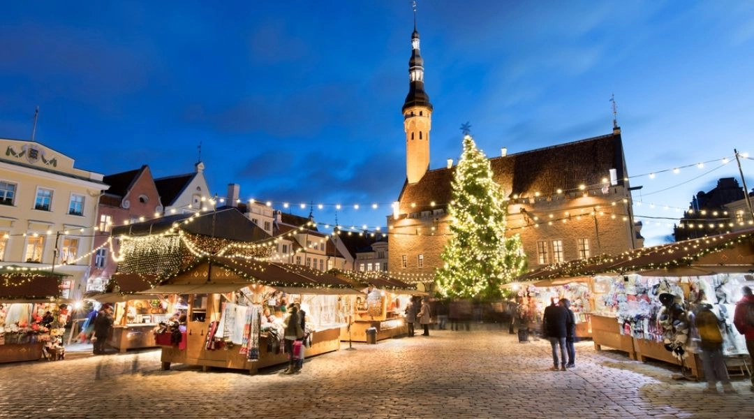 Tallinn w okresie świątecznym, jarmark bożonarodzeniowy na placu ratuszowym i oświetlona choinka.