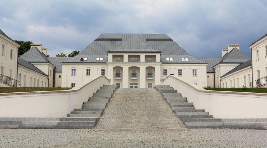 Odrestaurowany Zamek Janów Podlaski z reprezentacyjnym podjazdem i jasną elewacją na Lubelszczyźnie.