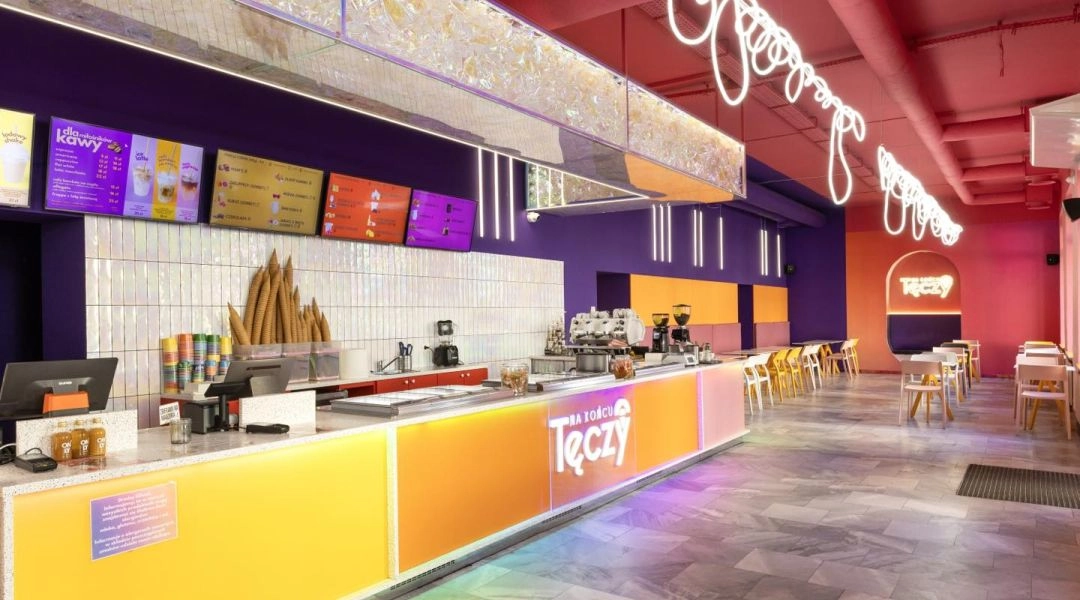 Deser lodowy w stylu włoskim podany na talerzu, z owocami i filiżanką kawy obok.