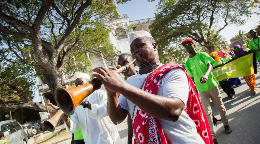 Sauti za Busara w Stone Town, Zanzibar, muzyczny pochód uliczny.