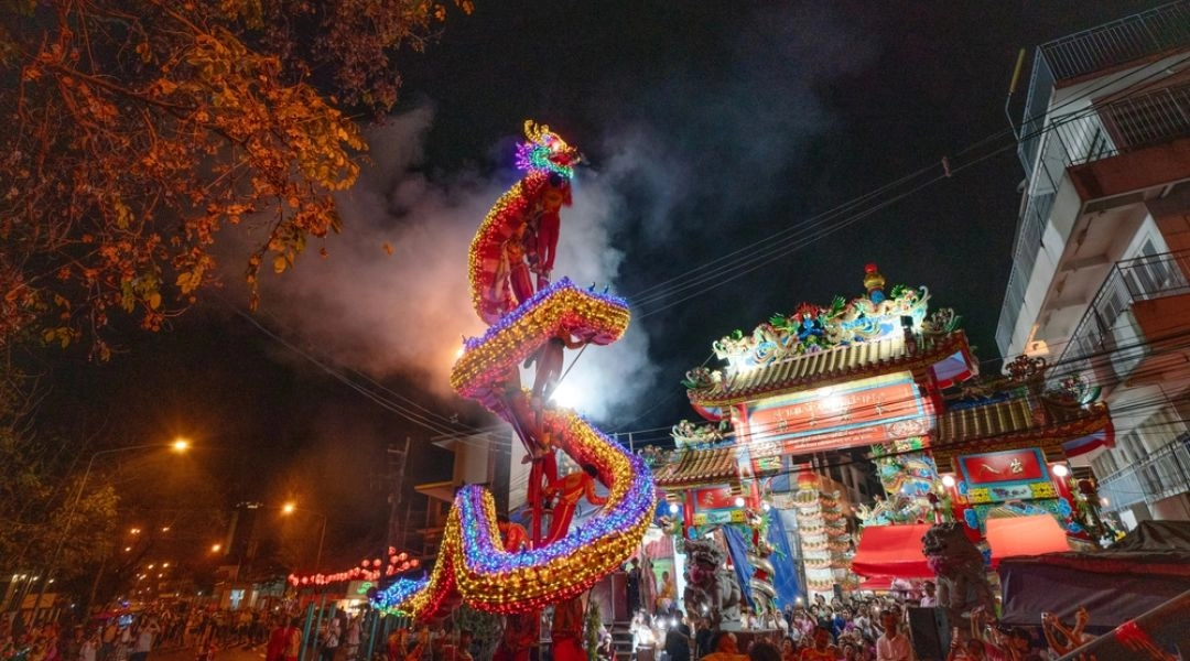 Chiński Nowy Rok w Tajlandii, nocna parada z kolorowym smokiem.