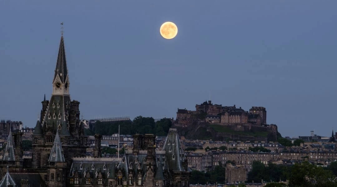 Truskawkowy księżyc