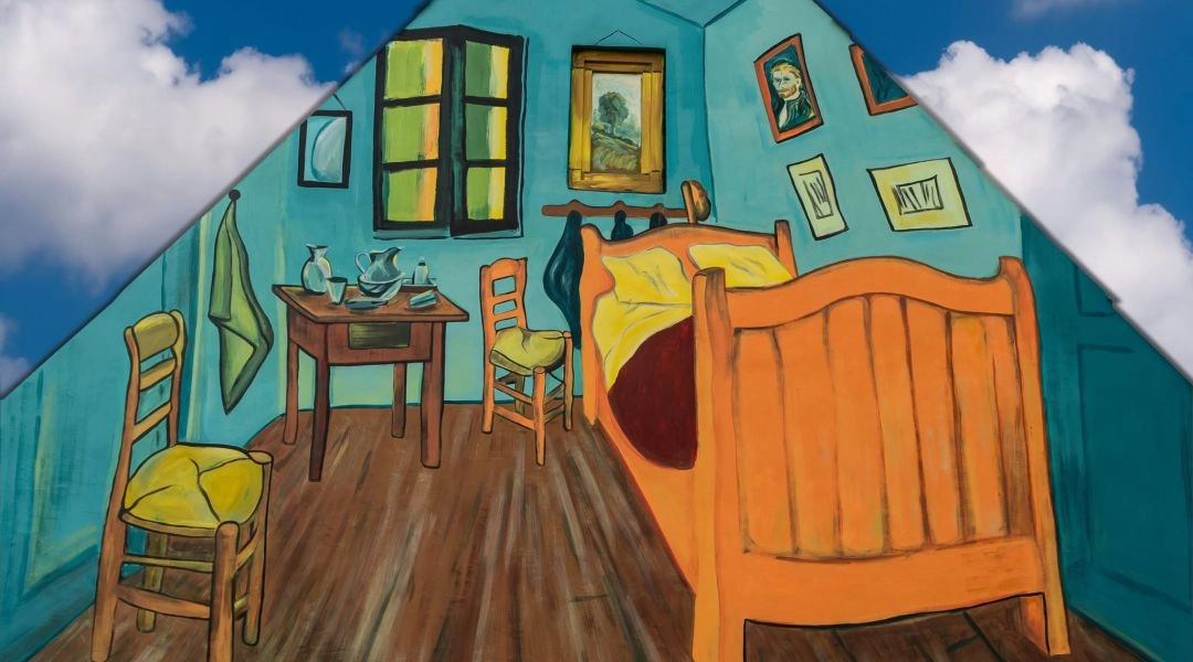 Mural przedstawiający „Pokój w Arles” Vincenta van Gogha na szczytowej ścianie domu w Brzózkach.