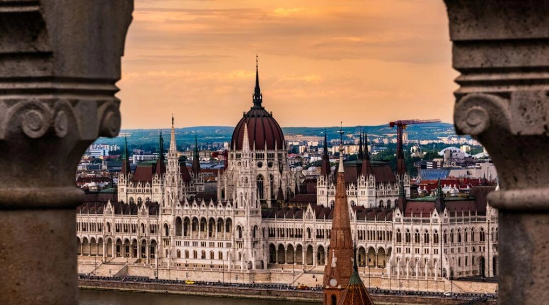Parlament w Budapeszcie nad Dunajem widziany z punktu widokowego w Budzie