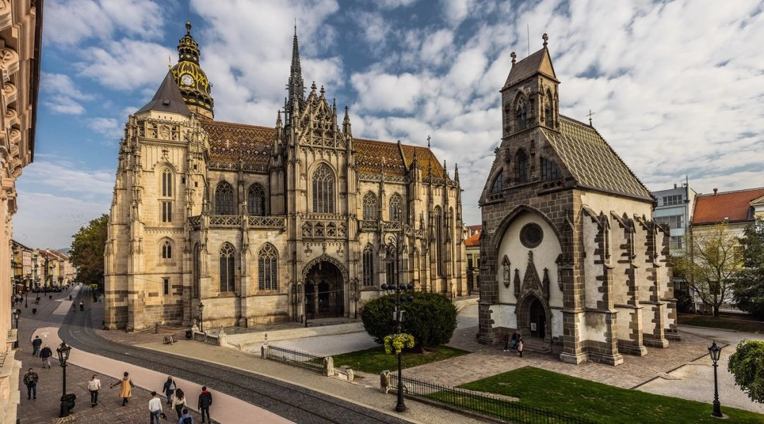Gotycka katedra św. Elżbiety i kaplica św. Michała w historycznym centrum Koszyc na Słowacji.