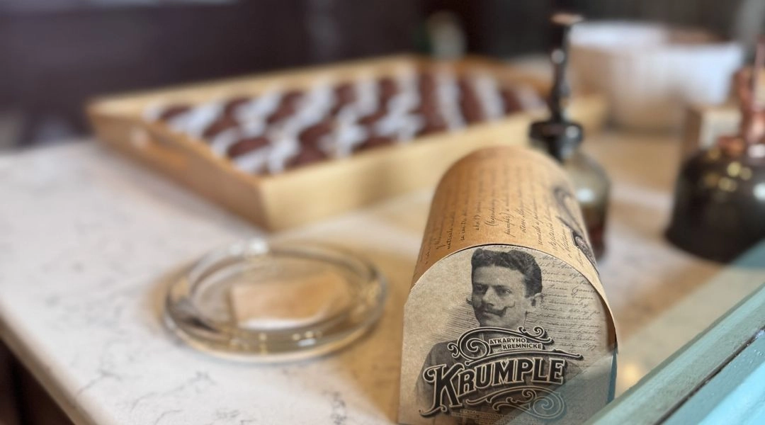 Opakowanie tradycyjnych Kremnickich krumpli w witrynie cukierni w Kremnicy.