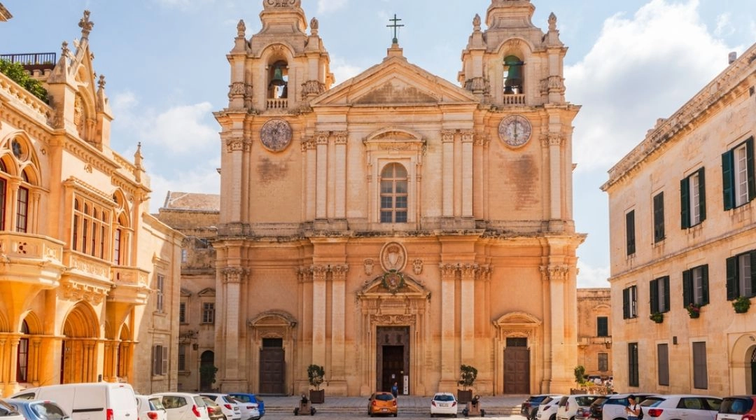 Katedra św. Pawła w Mdinie na Malcie, barokowa fasada i plac przed świątynią.