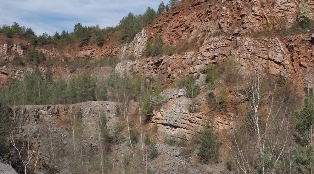 Rezerwat Jaworznia dawny kamieniołom, krajobraz Gór Świętokrzyskich.