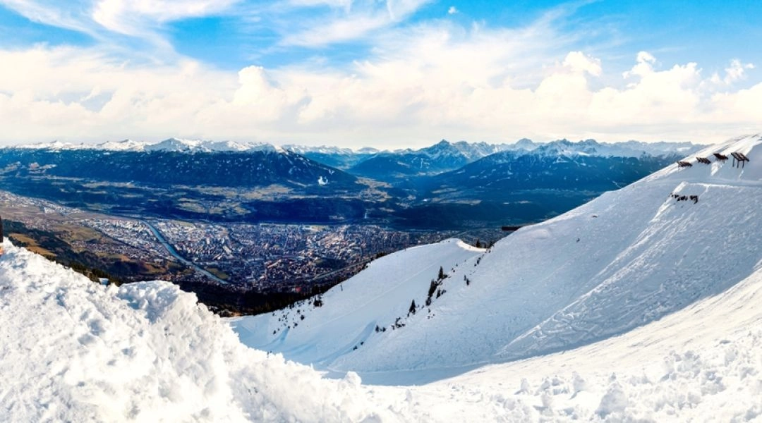 Nordkette nad Innsbruckiem zimą widziana z góry.