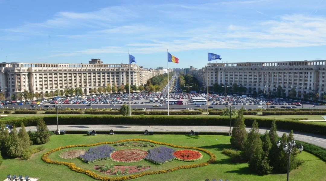 Widok z Pałacu Parlamentu na plac Konstytucji i Bulevardul Unirii w Bukareszcie