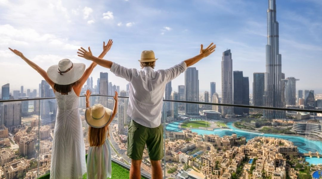 Rodzina podziwiająca panoramę Dubaju z tarasu widokowego podczas zimowych wakacji.