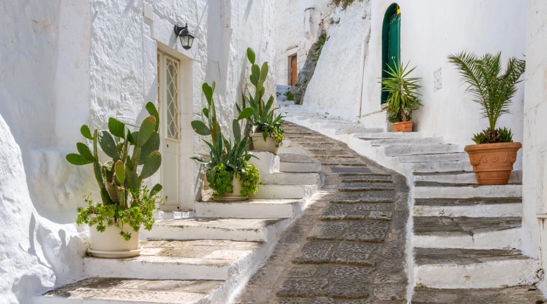 Apulia białe uliczki Monopoli we Włoszech romantyczny spacer