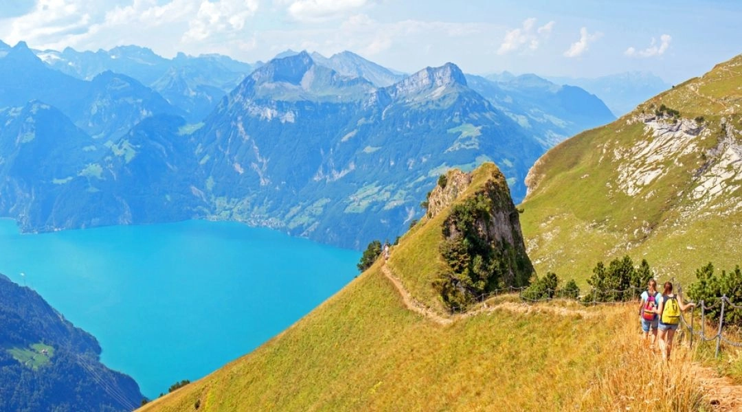 Szlak Stoos Ridge Walk nad Jeziorem Czterech Kantonów w szwajcarskich Alpach