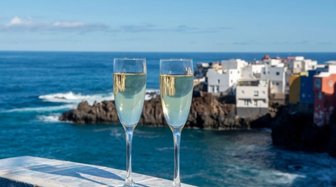Sylwester na Wyspach Kanaryjskich, kieliszki szampana z widokiem na ocean.