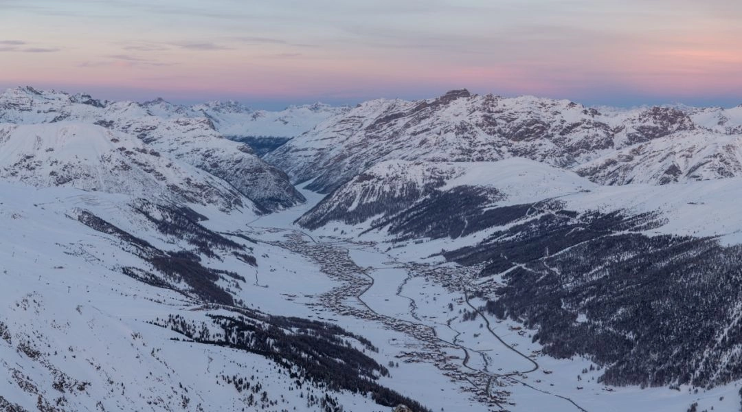 Zachód słońca nad górami w Alpach.