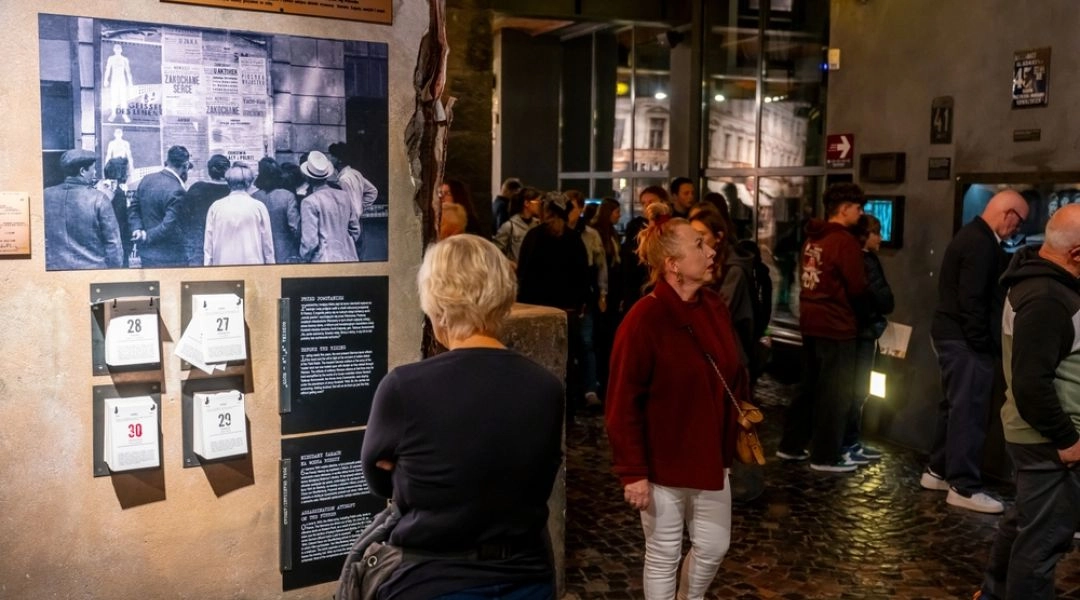 Zwiedzający w muzeum oglądają ekspozycję podczas bezpłatnego dnia otwartego w Muzeum Polin.