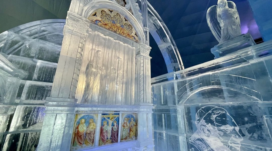 Wnętrze Tatrzańskiej Świątyni Lodowej z lodowymi ścianami, ołtarzem i monumentalnymi elementami architektury.