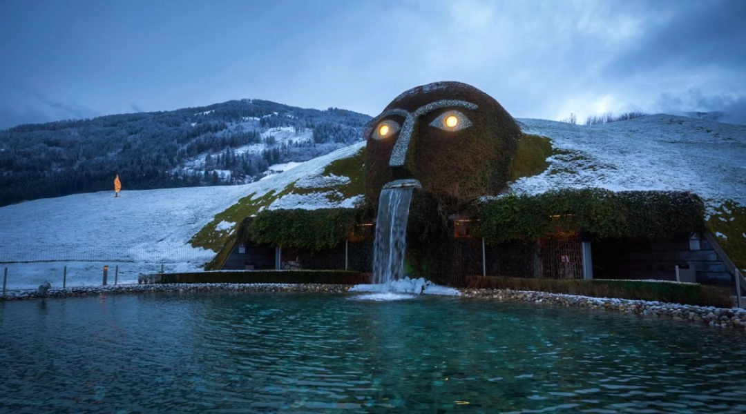 Swarovski Crystal Worlds w Wattens zimą zielona głowa z wodospadem.