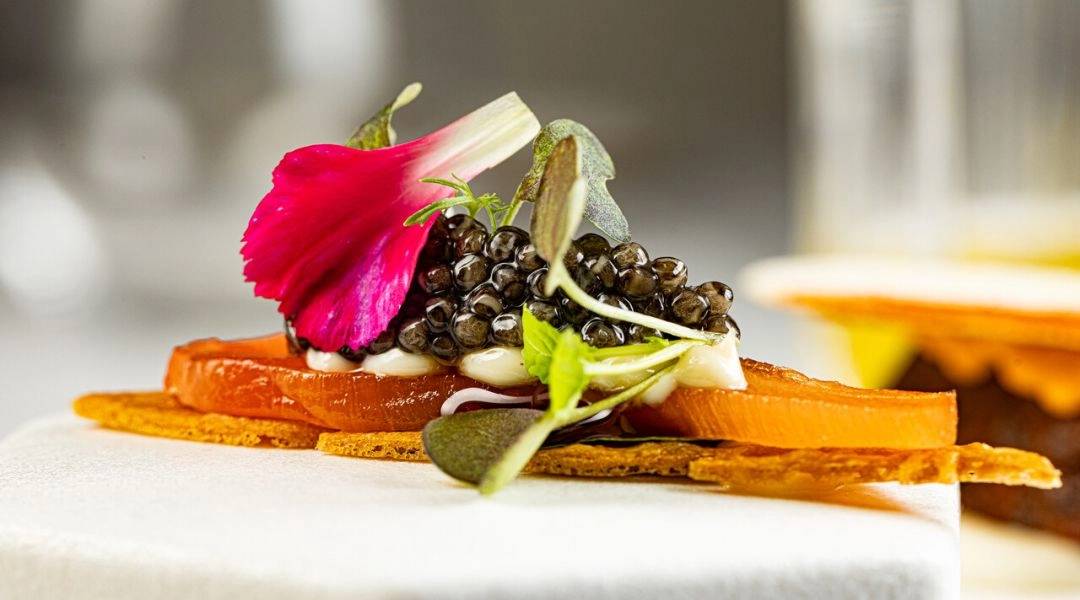 Łosoś szkocki na liściu z migdałów z majonezem z esencji z palonego masła i kawiorem, eleganckie jednoporcjowe podanie ryby na Wigilię.