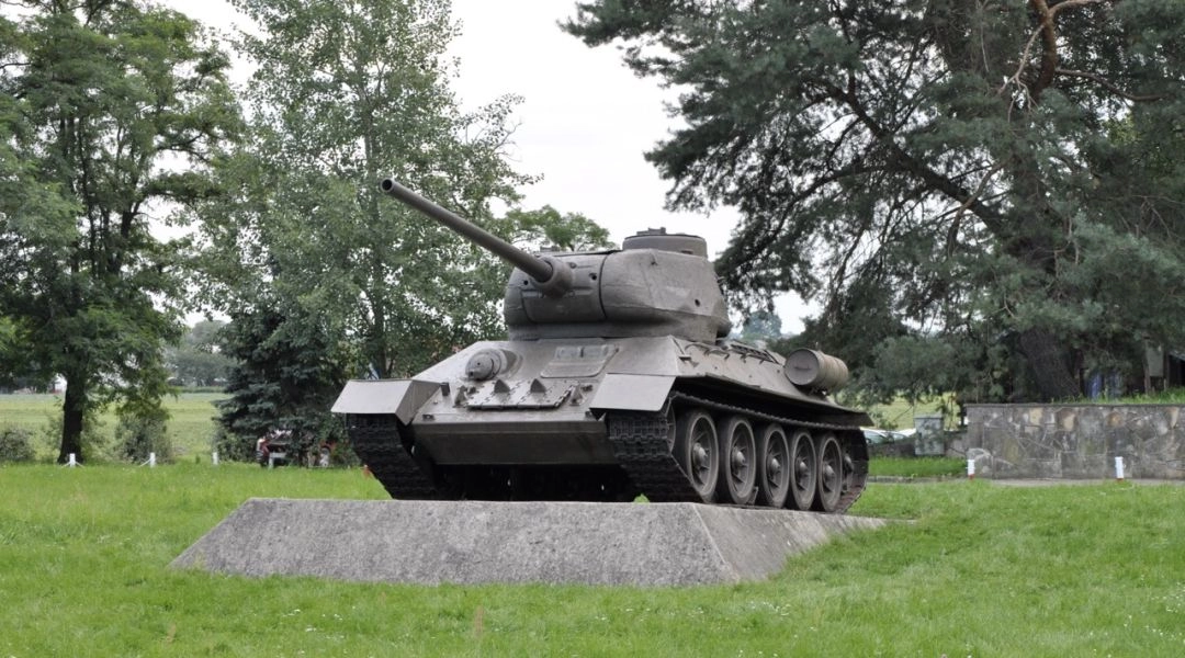 Czołg T-34 ustawiony na postumencie w Skansenie Bojowym 1 Armii Wojska Polskiego w Mniszewie.