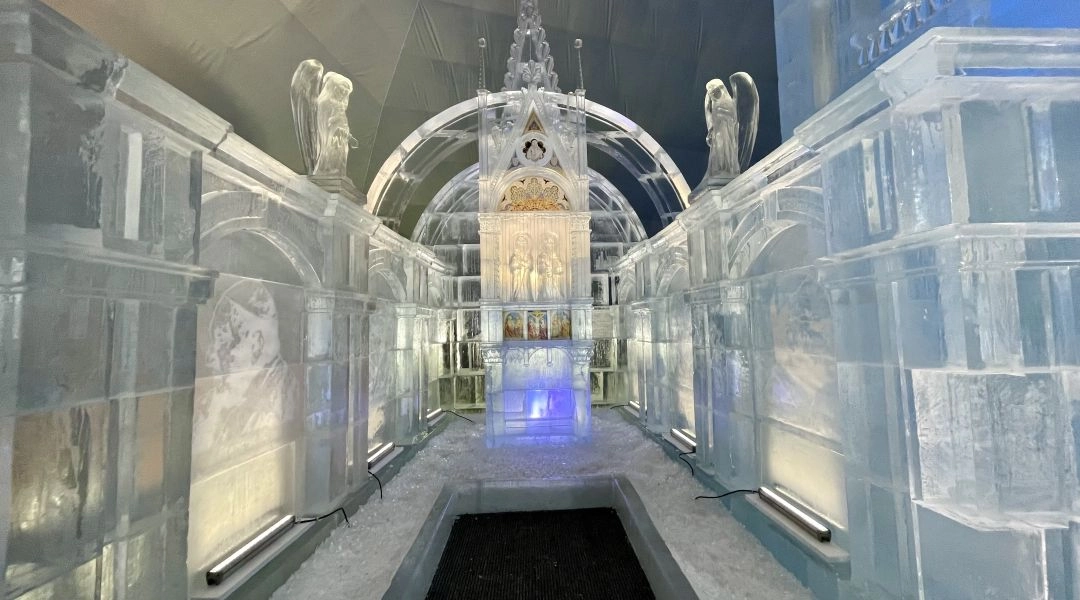 Wnętrze Tatrzańskiej Świątyni Lodowej z lodowymi ścianami, ołtarzem i monumentalnymi elementami architektury.