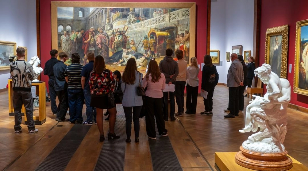 Zwiedzający w Muzeum Narodowym na Rynku Starego Miasta