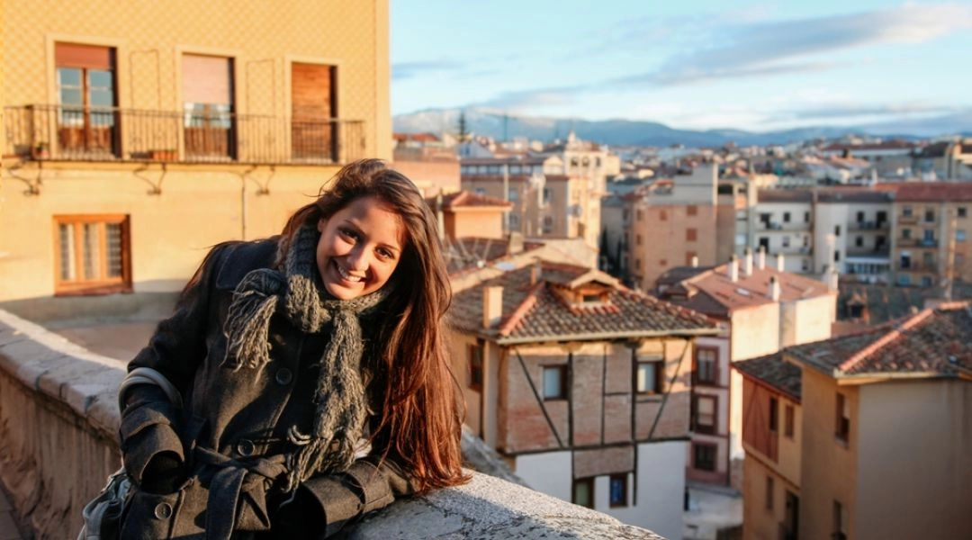 Kobieta na tarasie widokowym w europejskim mieście poza sezonem, spokojna atmosfera i brak tłumów.