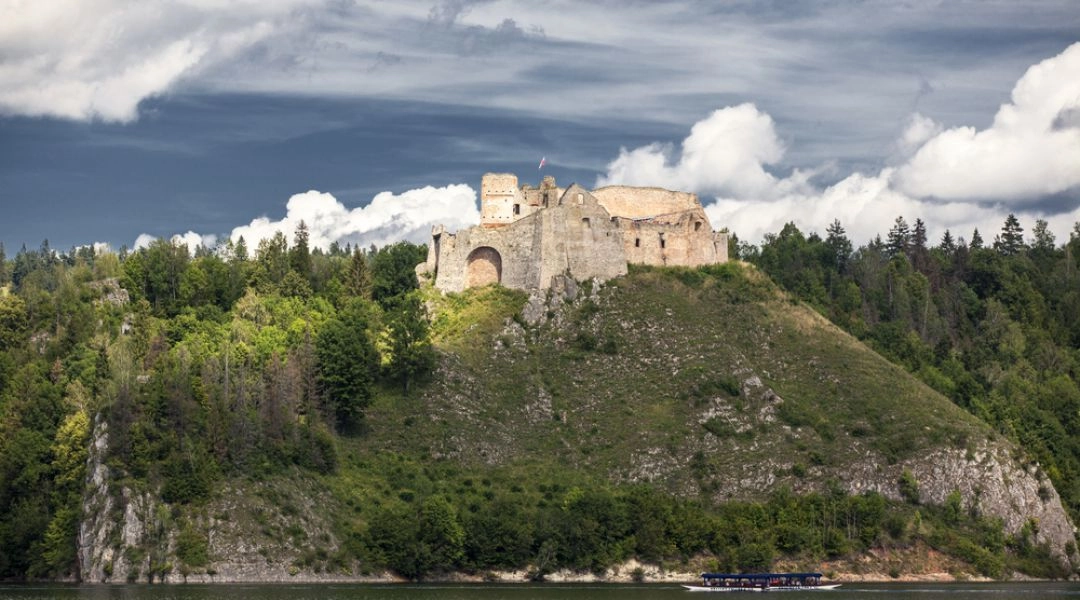 Ruiny zamku w Czorsztynie na wzgórzu nad Jeziorem Czorsztyńskim.