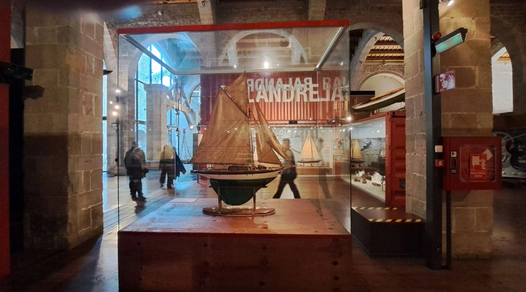 Modele żaglowców w Museu Marítim de Barcelona, muzeum morskim w dawnych arsenałach miasta.