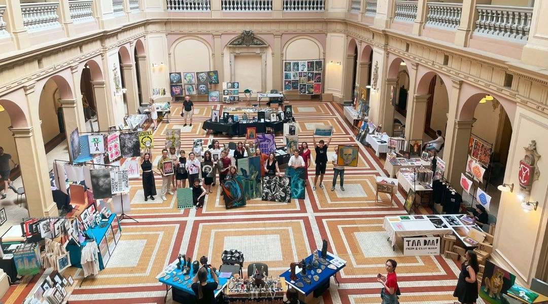 Wnętrze Targów Młodej Sztuki, stoiska artystów i prace wystawione w zabytkowej przestrzeni z arkadami