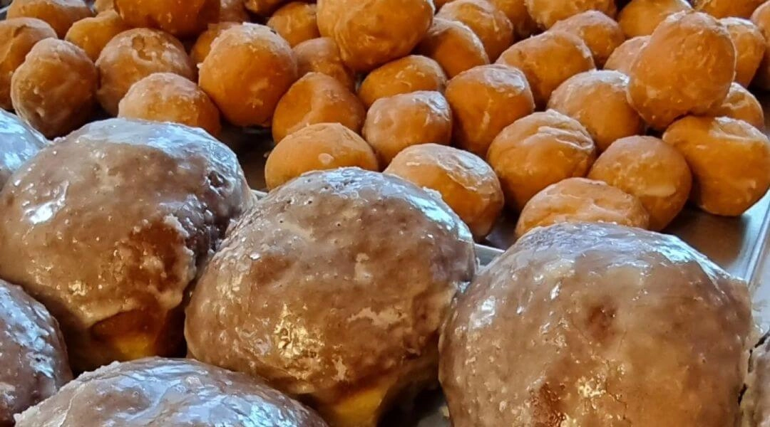 Pączki z lukrem z Pracowni Cukierniczej Zagoździński w Warszawie