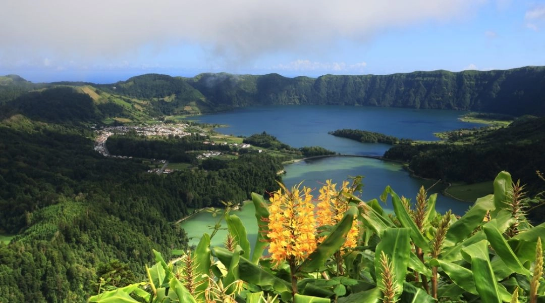 Krajobraz Azorów, jeziora wulkaniczne i zielone wzgórza na portugalskich wyspach.