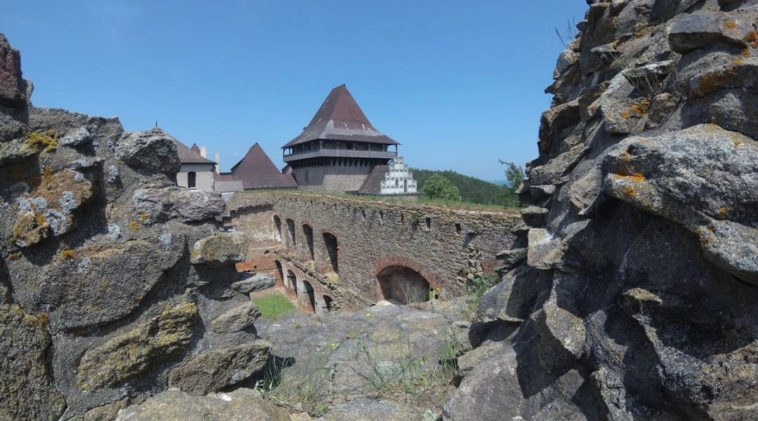 Ruiny i fragment zamku w Lipnicy nad Sázavou w Czechach