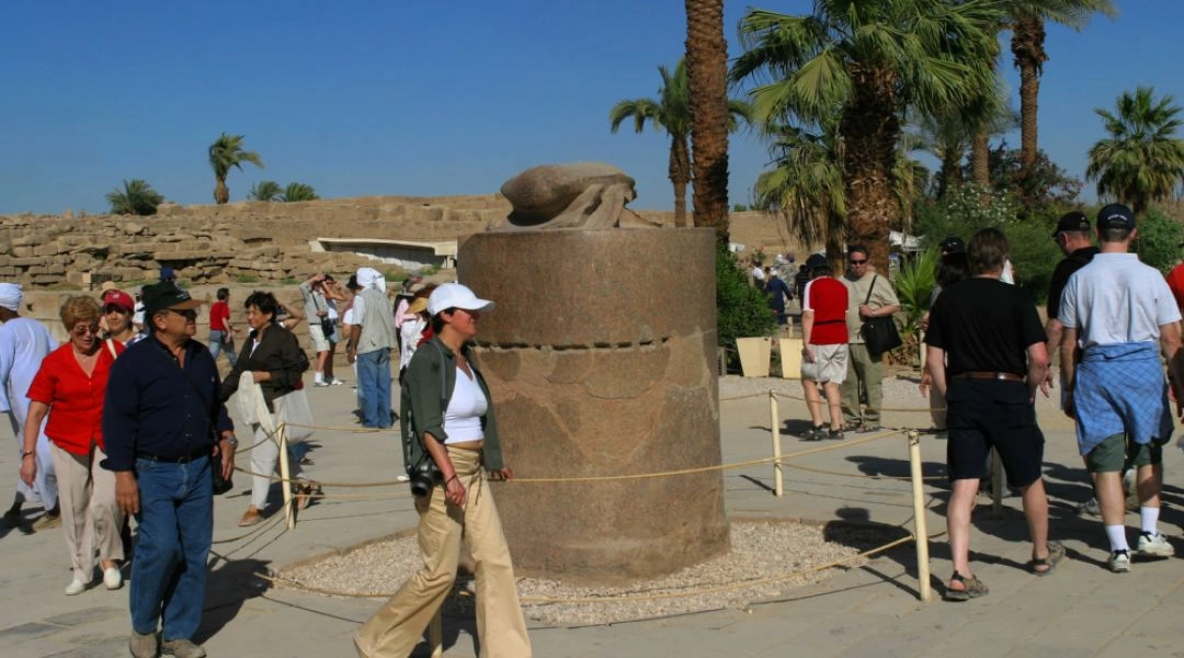 Posąg Skarabeusza w świątyni Karnak w Luksorze, turyści spacerujący wokół zabytku