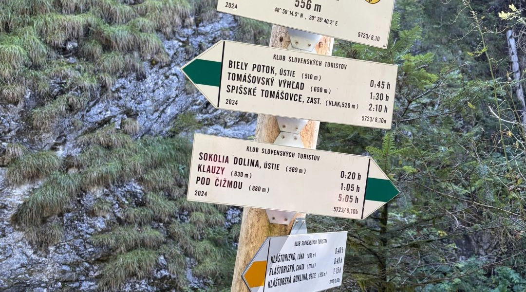 Drogowskazy przy ujściu wąwozu Kyseľ na wysokości 556 m n.p.m., wskazujące szlaki do Kláštoriska i doliny Bieleho potoka.