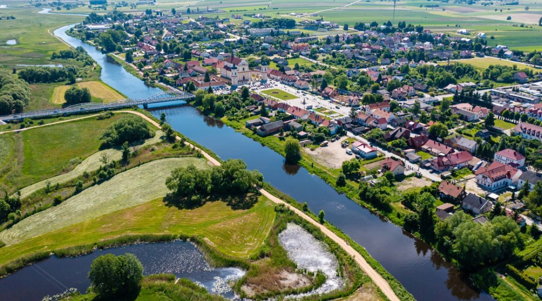 Widok z lotu ptaka na Tykocin, rzekę Narew, most i zabudowę miasteczka