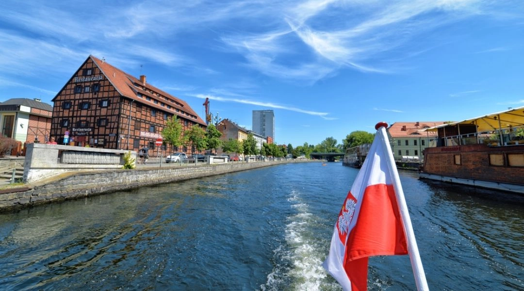 Rejs po Brdzie w Bydgoszczy, widok z łodzi na nabrzeże i zabudowę centrum