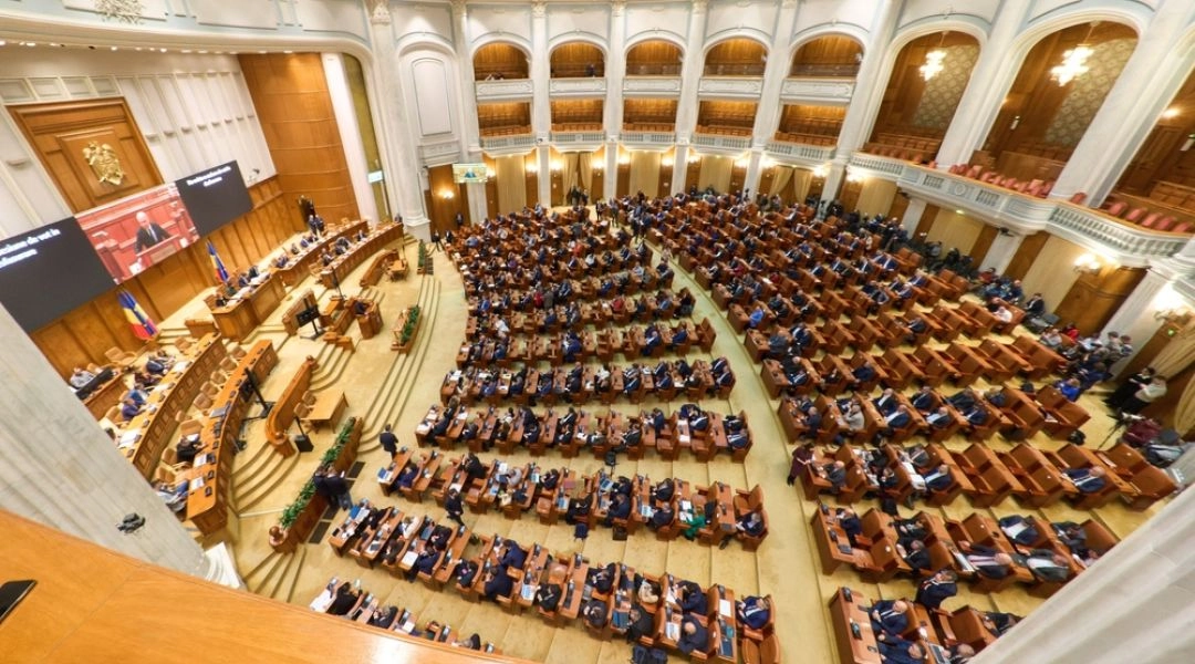 Sala plenarna Izby Deputowanych w Pałacu Parlamentu w Bukareszcie podczas obrad