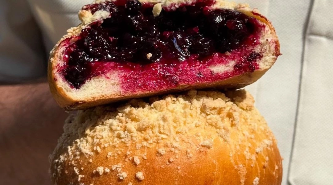 Przekrojony pączek z konfiturą z cukierni Mąka w Łodzi