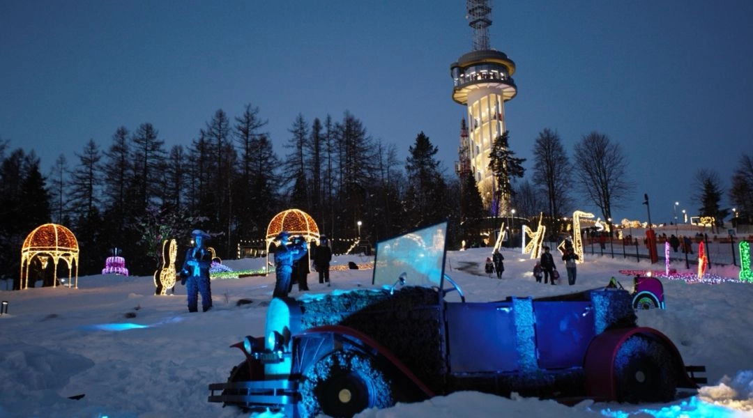 Wieża widokowa na Górze Parkowej w Krynicy-Zdroju podczas Ogrodu Świateł