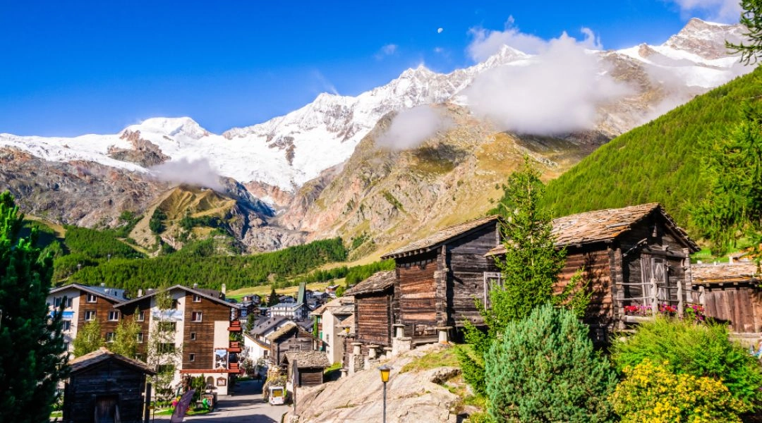 Alpejska miejscowość Saas-Fee otoczona czterotysięcznikami w kantonie Valais
