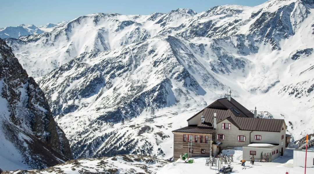 Lodowiec Hochjochferner, stacja górna i schronisko w Maso Corto, Alpy