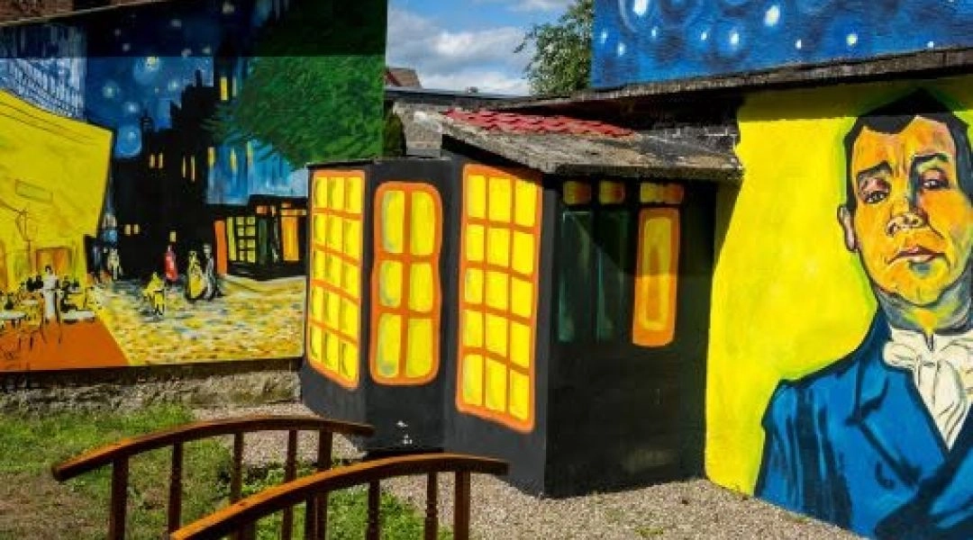 Kolorowe murale inspirowane obrazami Vincenta van Gogha na kilku budynkach w Brzózkach.