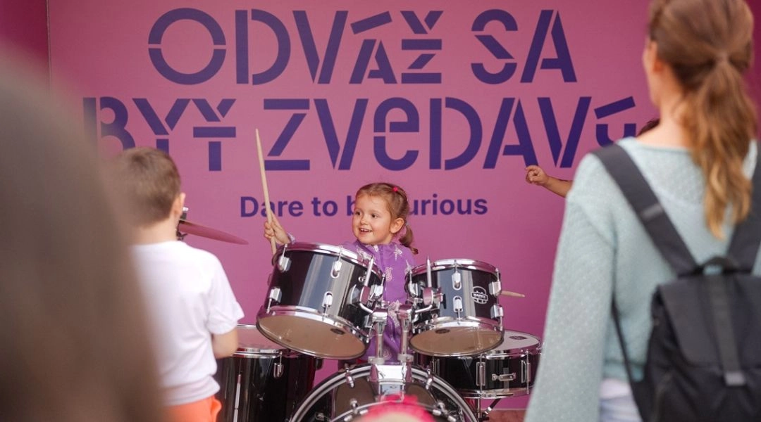 Dziecko grające na perkusji podczas warsztatów artystycznych Trenczyn 2026.