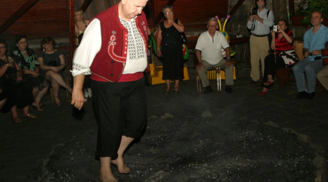 Nestinar chodzący po rozżarzonych węglach podczas tradycyjnego rytuału w Bułgarii
