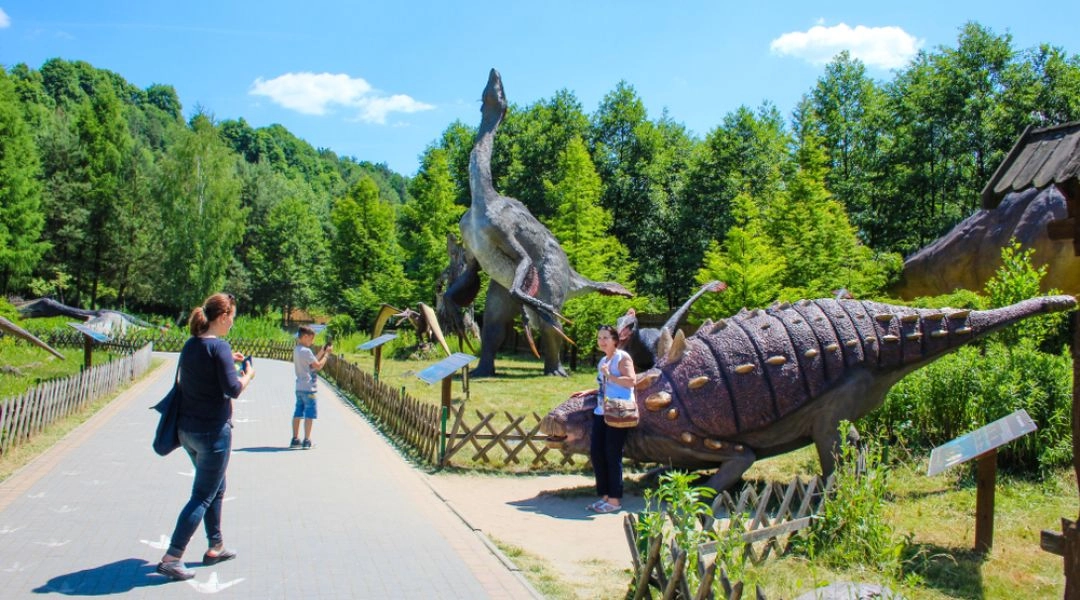 Park Jurajski w Bałtowie w Górach Świętokrzyskich z modelami dinozaurów i ścieżką edukacyjną dla dzieci.