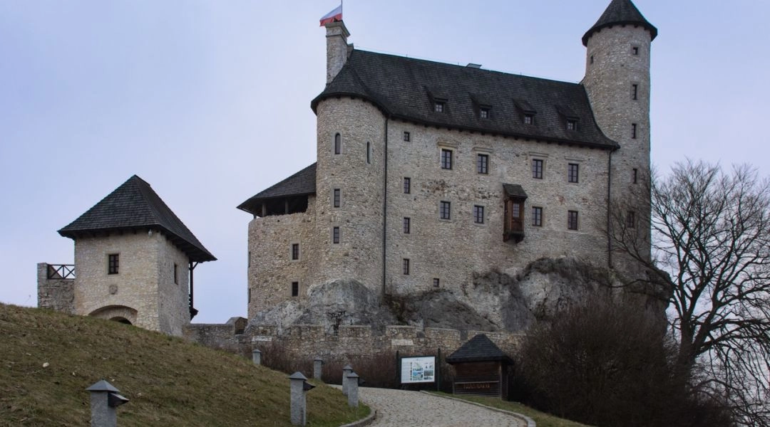 Zrekonstruowany zamek w Bobolicach na wapiennym wzgórzu na Jurze Krakowsko-Częstochowskiej.