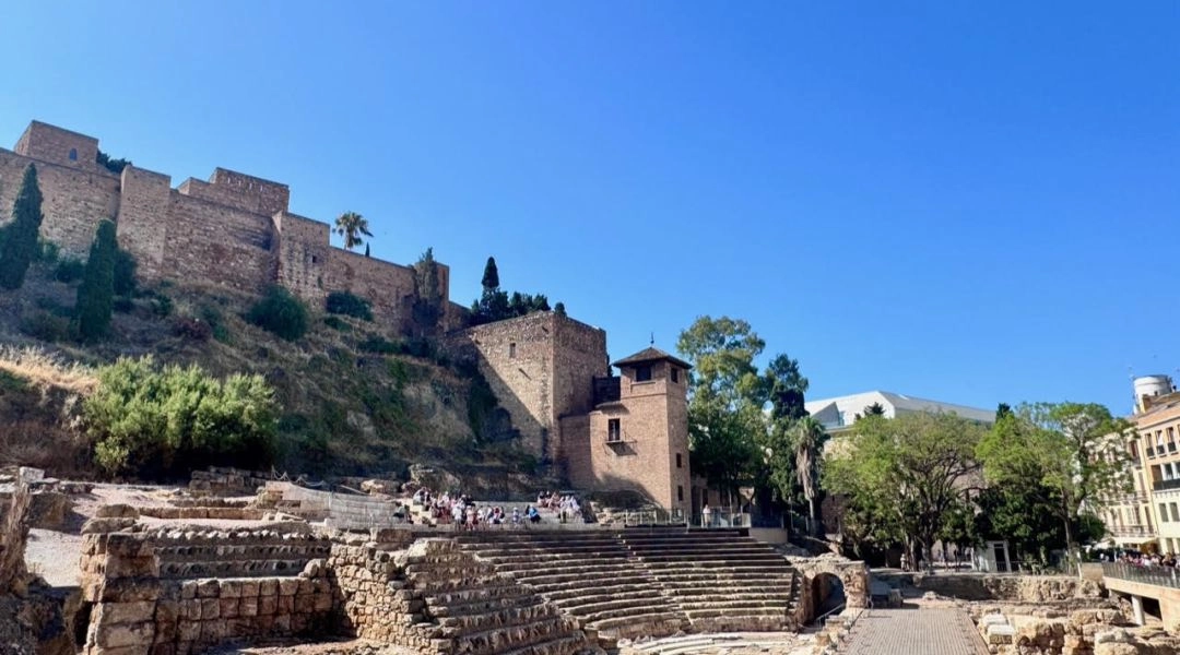 Ruiny Teatru Rzymskiego w Maladze z murami twierdzy Alcazaba na wzgórzu