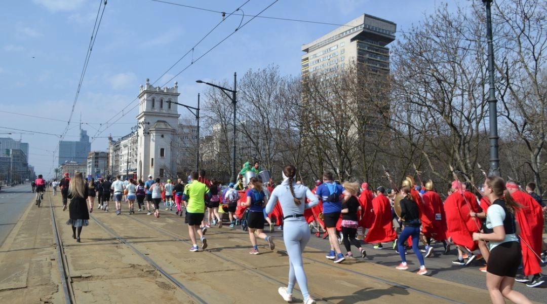 Biegacze podczas ulicznego biegu na moście Poniatowskiego w Warszawie.